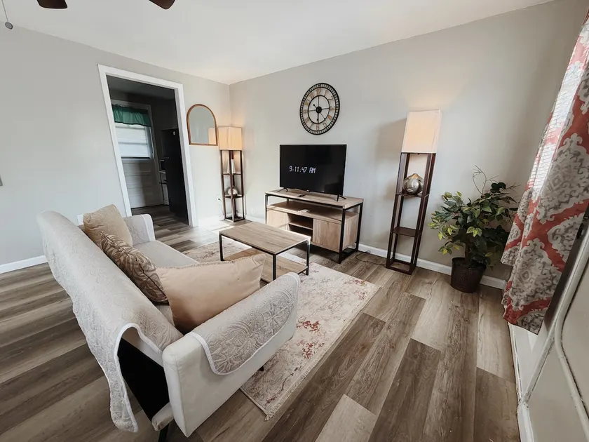 Historic 1BR Apt • 2 Queen Beds • Near VSU & SGMC - Image 1