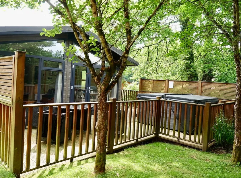 Spacious Oak Cabin with Hot Tub - Devon - Image 1