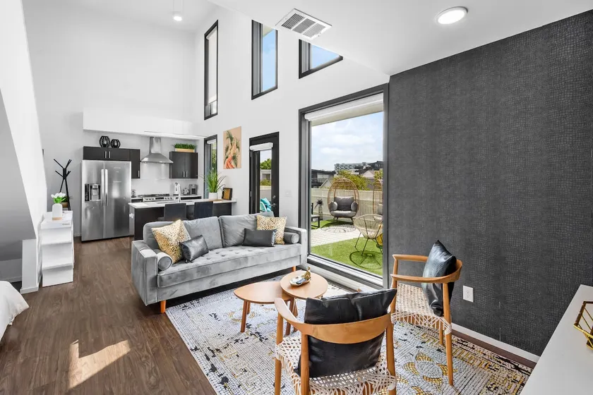 Bright & Airy Loft Huge Patio, Gym, Pool, Parking - Image 1
