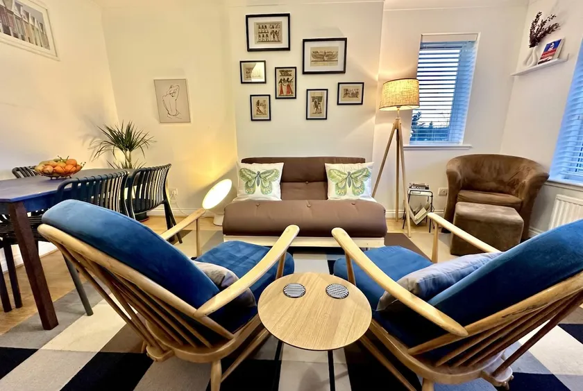 Stylish Edgware flat with free parking - Image 1