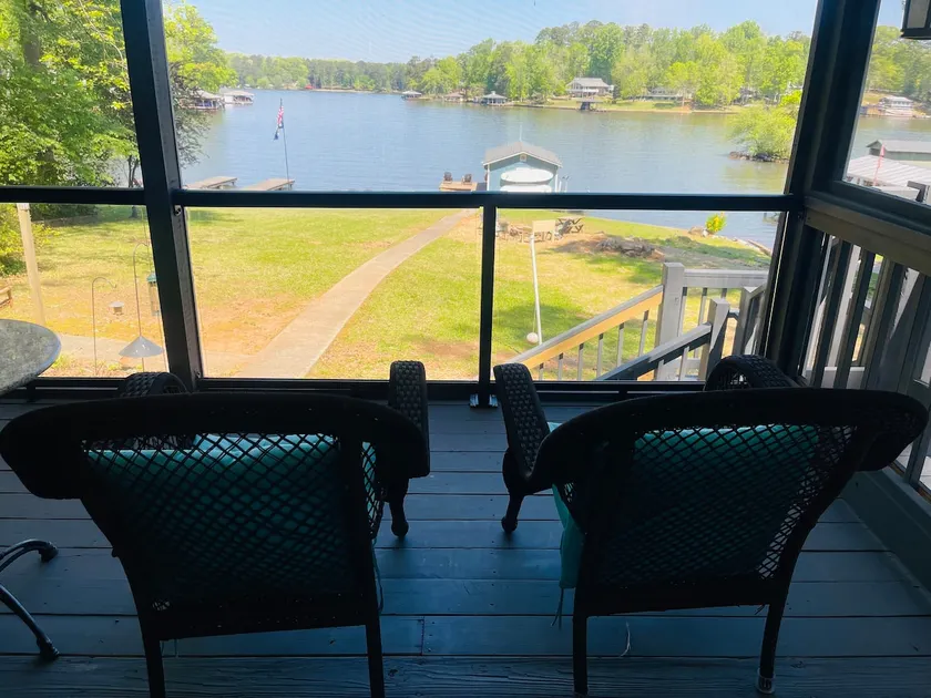 Our Happy Place with a view on Lake Sinclair - Image 1