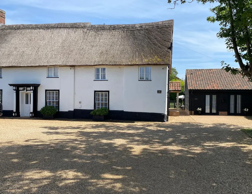 The Pelican Room-converted Cart Lodge near airport - Image 1