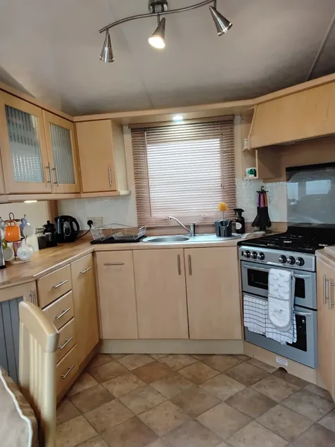 Comfortable 2 bed caravan sleeps 4. - Image 1