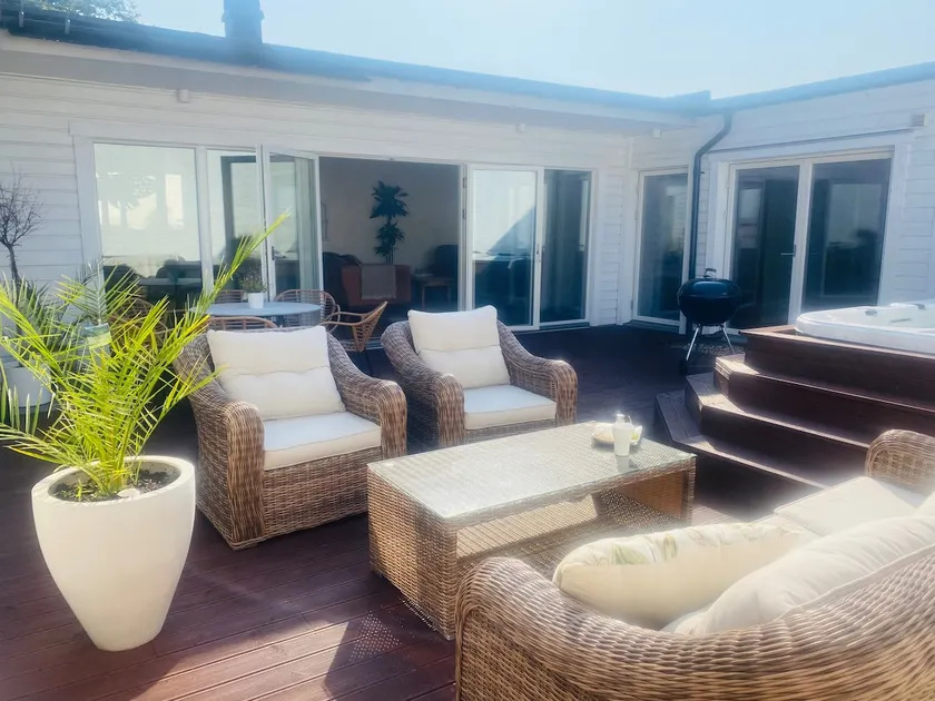 Townhouse in popular residential area! - Image 1