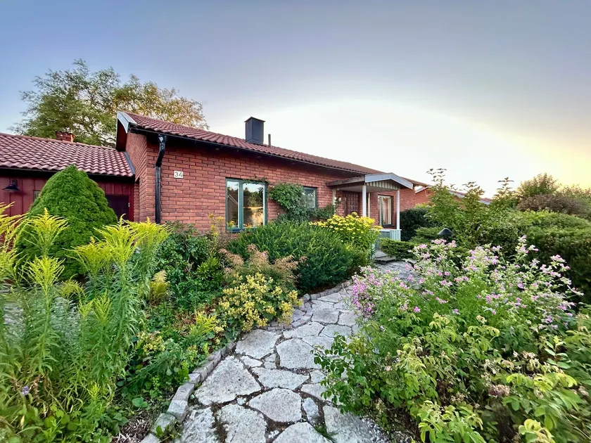 Large, nice house with a large garden and parking - Image 1