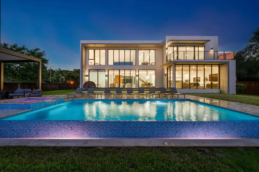 Modern Lakefront Villa w/ Pool, Jacuzzi and Gym - Image 1