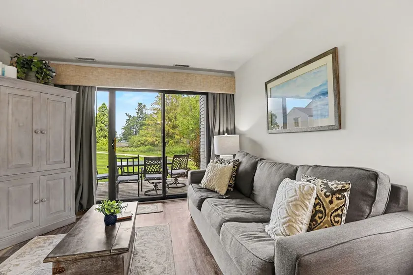 Elegance by the lake: Chic Beachfront Condo Escape - Image 1