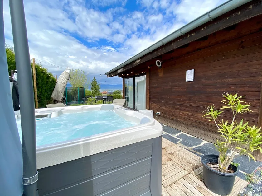 Cosy chalet, jacuzzi, large garden, Lake Geneva - Image 1