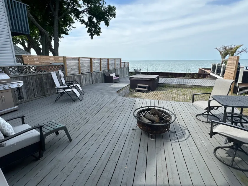 Breathtaking Waterfront Home - Image 1