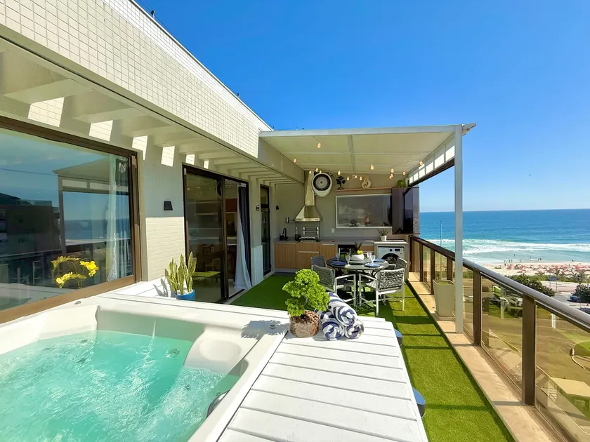 Luxurious Beachfront Oasis: Renovated Penthouse! - Image 1