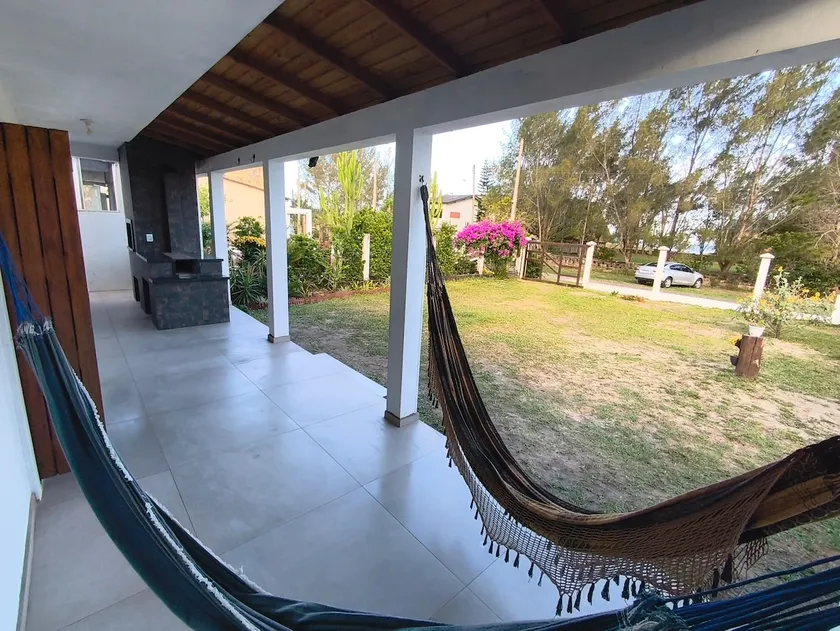 3-bedroom house, cozy, 1 min to the beach. - Image 1