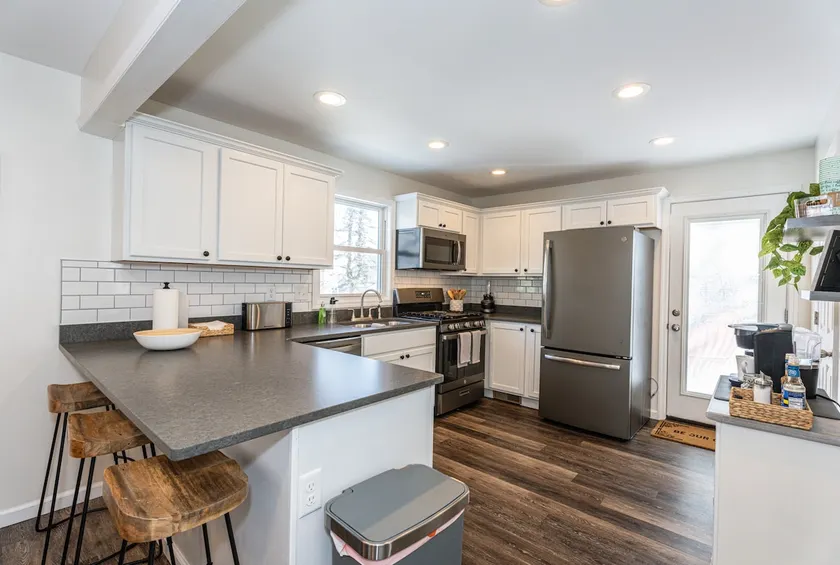 Steps to campus! Sleeps 8. Pet friendly. 5 STARS! - Image 1