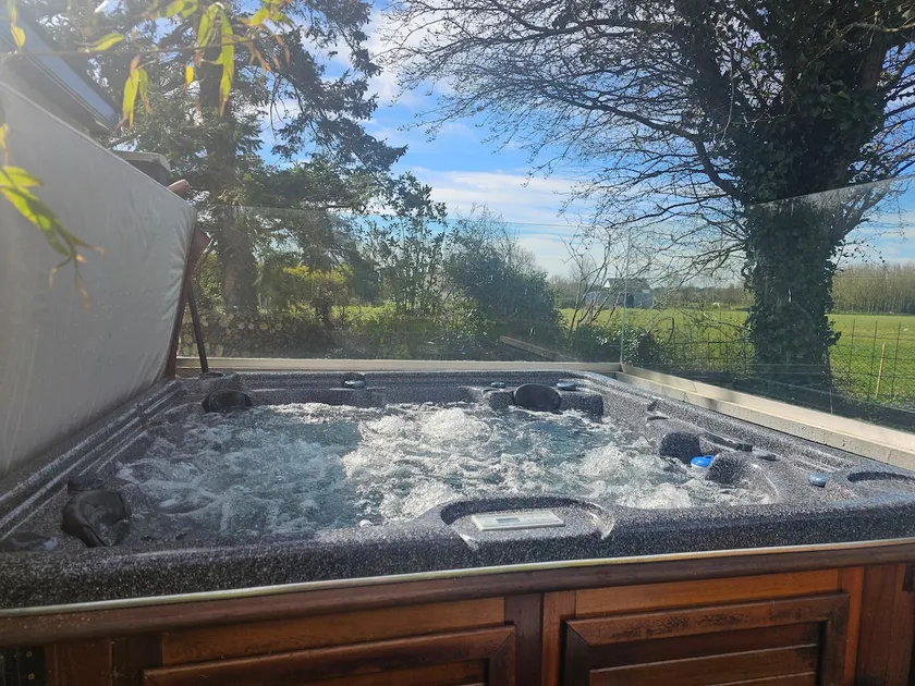Contemporary Dublin Suite with hot tub-10 min drive to Dublin Airport - Image 1