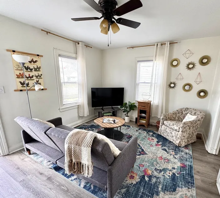 Bungalow near Churchill Downs and UofL w/ Big Yard - Image 1