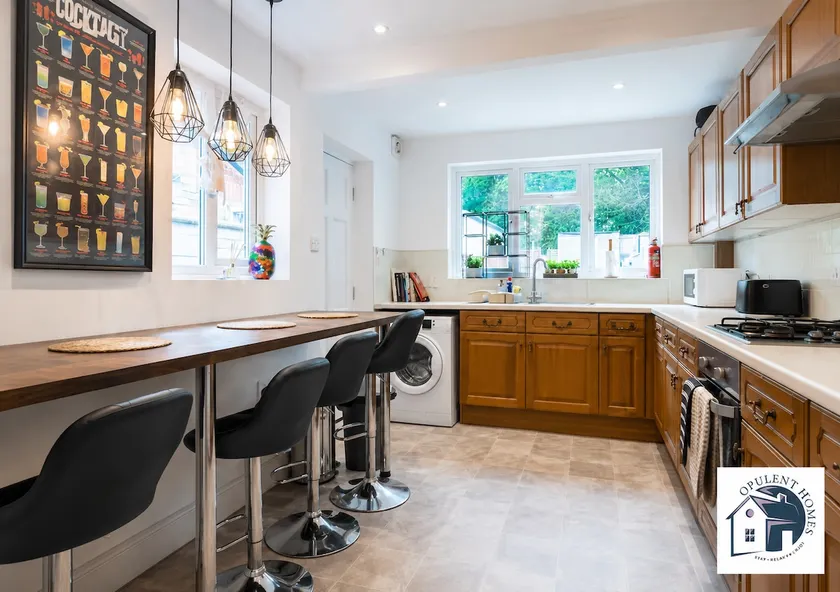 Spacious 3BR Stay | Sleeps 6 | WiFi/Prime Location - Image 1