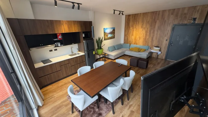 4A Luxurious Suite with Private Parking - Image 1