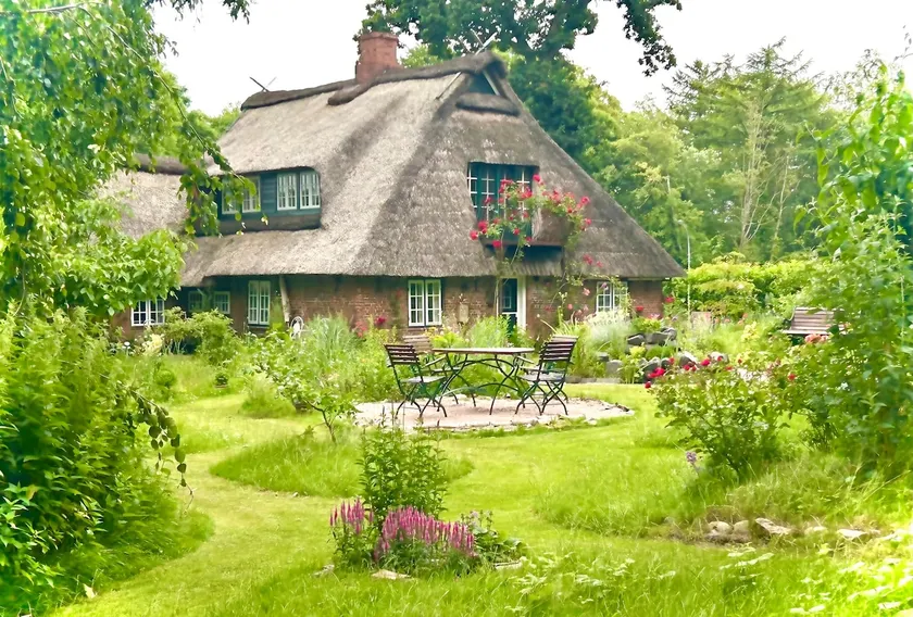 Bischoff thatched cottage - Image 1