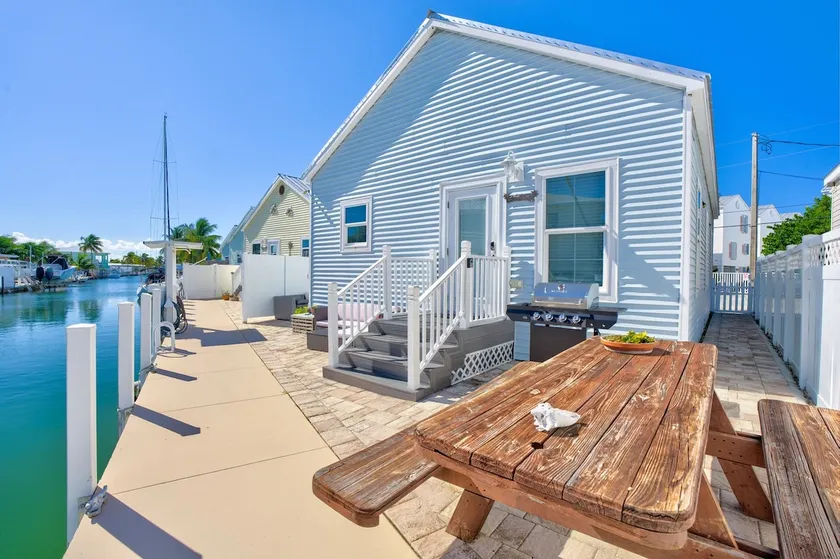 W15 - 3 bed, 2 bath Caribbean Bungalow with Dockag - Image 1