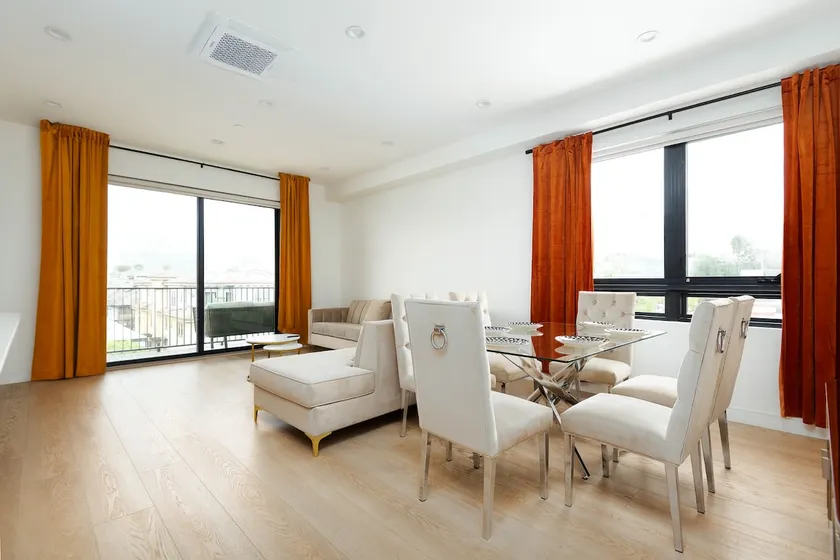 Luxury City 3BR 3BA + Mountain View With Balcony - Image 1
