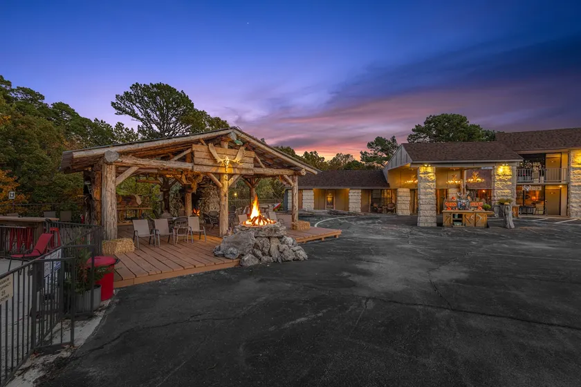 Bear's Den w/kitchen/ Pool/Fire pit/WIFI/ SmartTV - Image 1