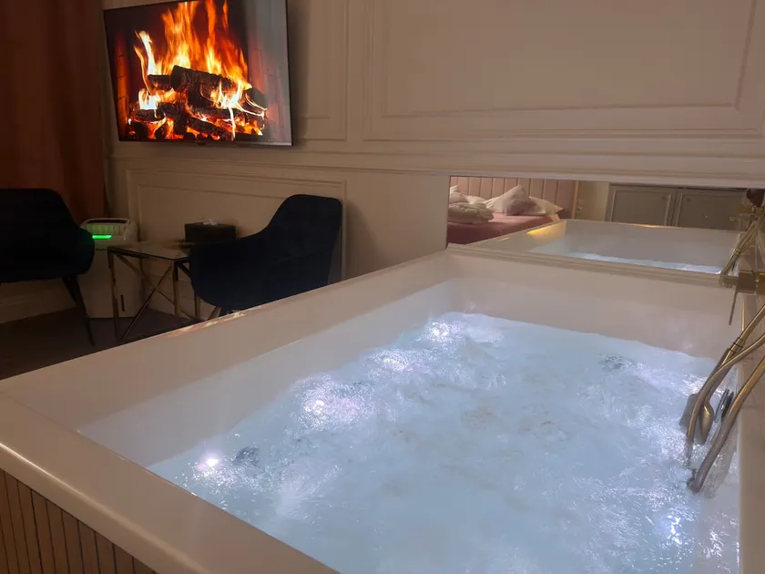 Apartament z Jacuzzi Kraków GLAMOUR Starowiślna - Image 1