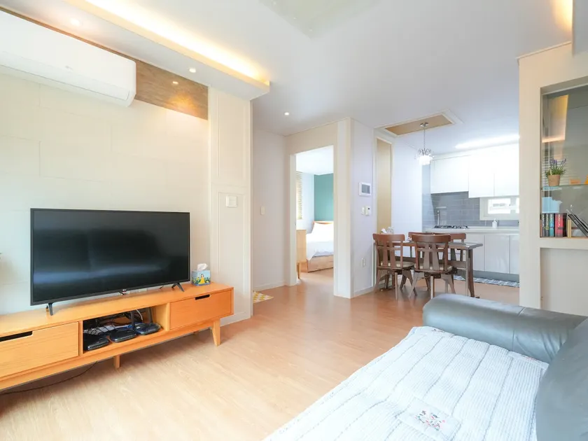 Clean & Sunny 2BR House 2F - Image 1