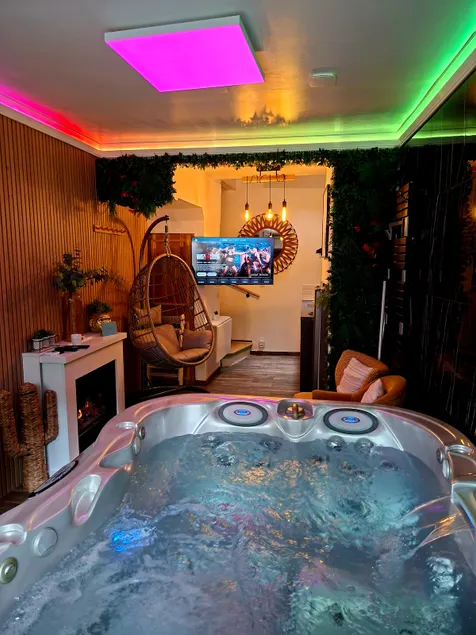 Romantic House with Jacuzzi - Image 1