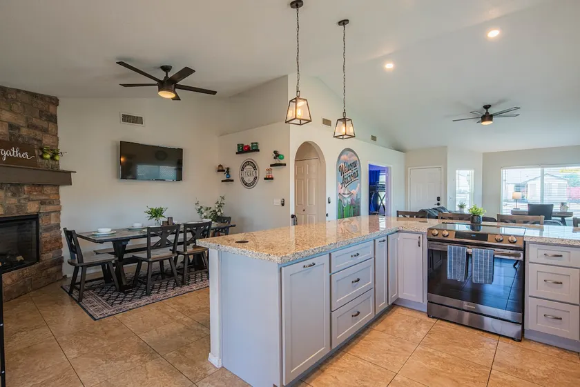 4BR: Game Room, Putting Green, Bar & Themed Rooms - Image 1