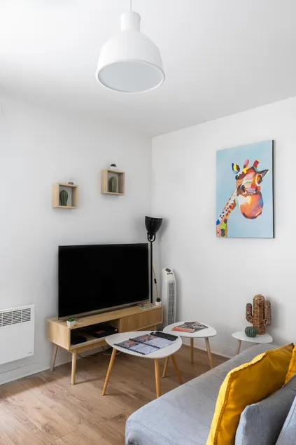Ô Colorful Studio * Free Private Parking, Central - Image 1