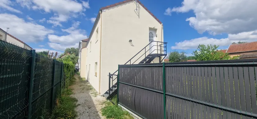 Spacious apartment, free parking - Image 1