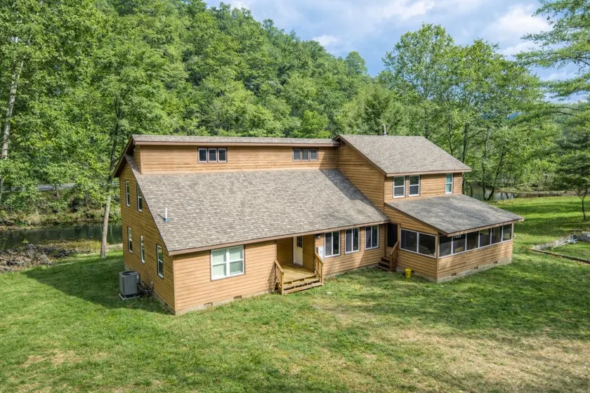 Lodge on Wolf Creek 4BR , 12 Private Acres , Fishing , Hiking , Hokie Weekends - Image 1