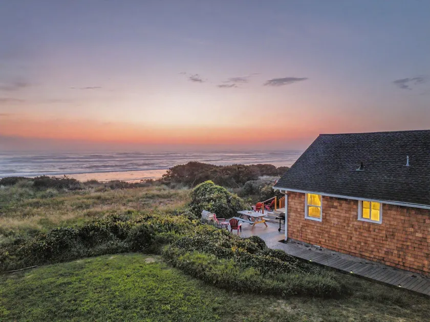 The Rising Tide Oceanfront Cottage- Dog Friendly! - Image 1