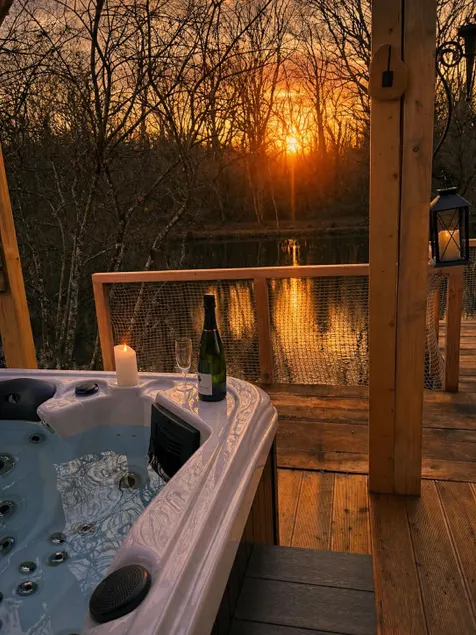 Luxury waterfront spa cabin, Nymphéa - Image 1