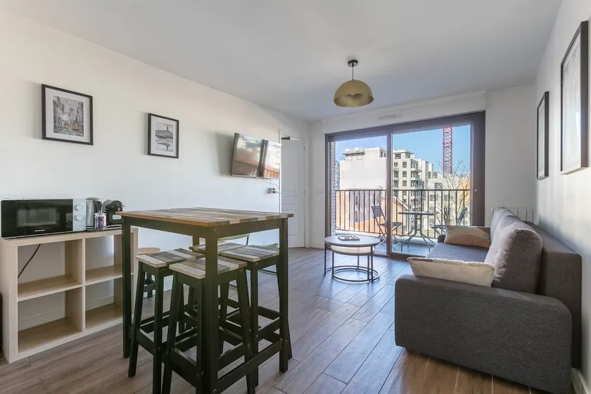 Two Bedroom Flat with Balcony and Garden View - Image 1