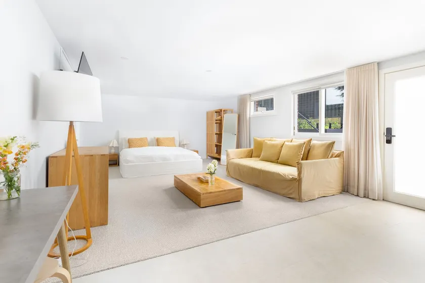 Kensington Lux Studio - King Bed Studio & Parking - Image 1