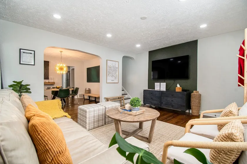 Midtown Stay: Near Creighton-CHI. King Bed, Yard - Image 1