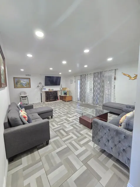 Large6bd3btHouseDowntownBolsa - Image 1