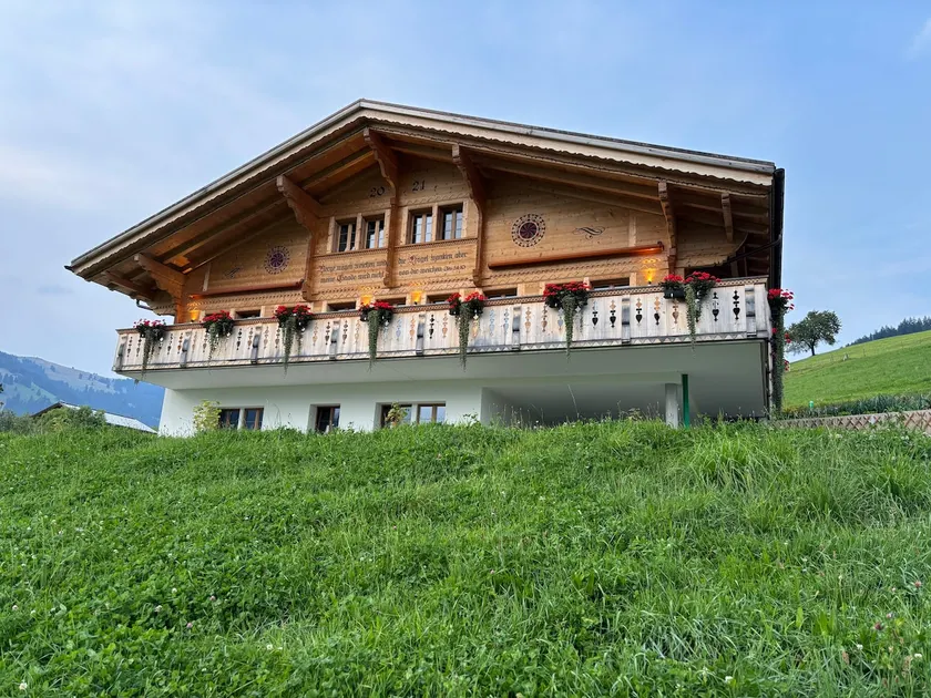 Gstaad: Panoramic terrace with panoramic views of the Alps - Image 1