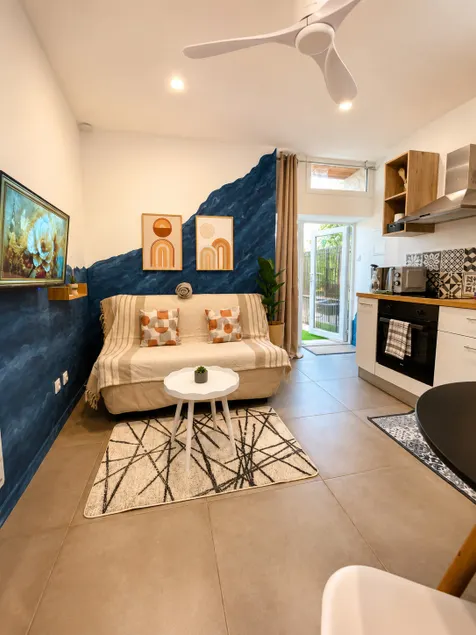 Stylish Blue Studio & Private Parking for a Couples Getaway - Image 1