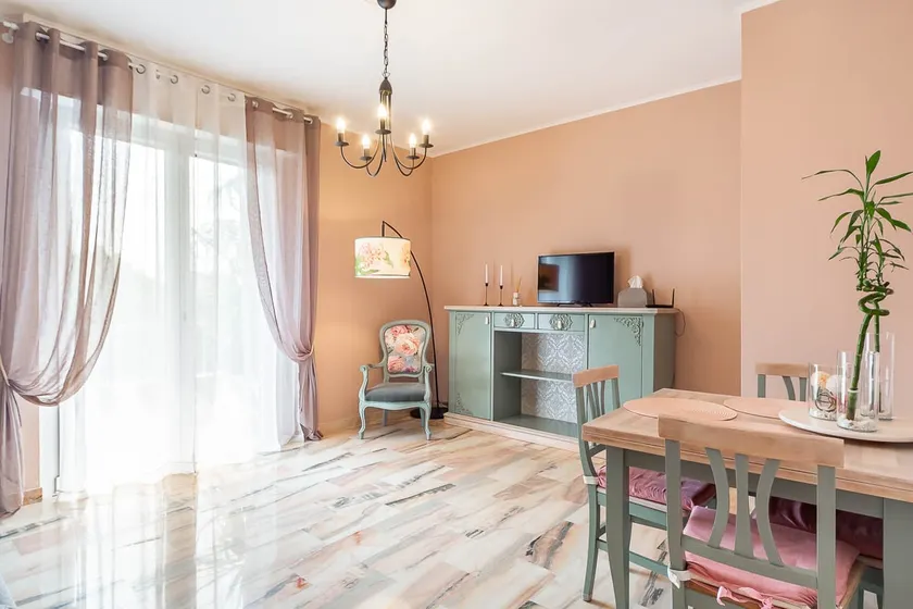 Charming three-room apartment surrounded by greenery - Image 1