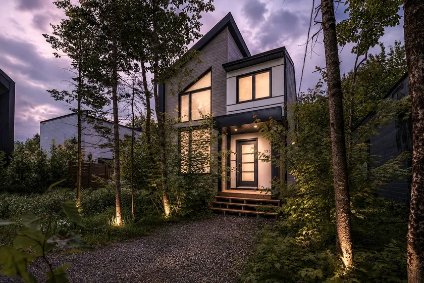 2-bedroom house-chalet, golf, outdoors & large parking lot - Image 1
