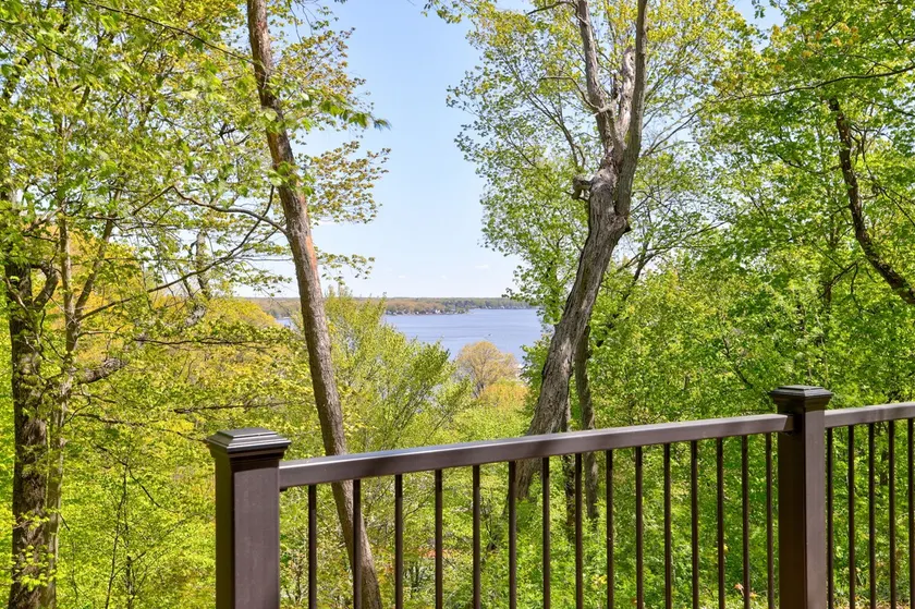 Spacious Family Retreat with Private Beach Access - Image 1
