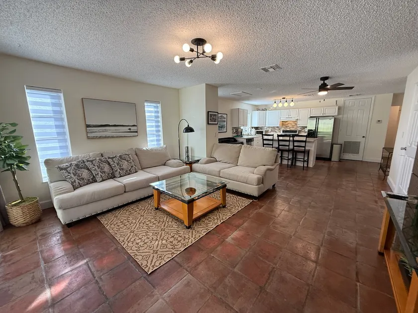 Private Home 1 mile from the Beach and Ave ! - Image 1