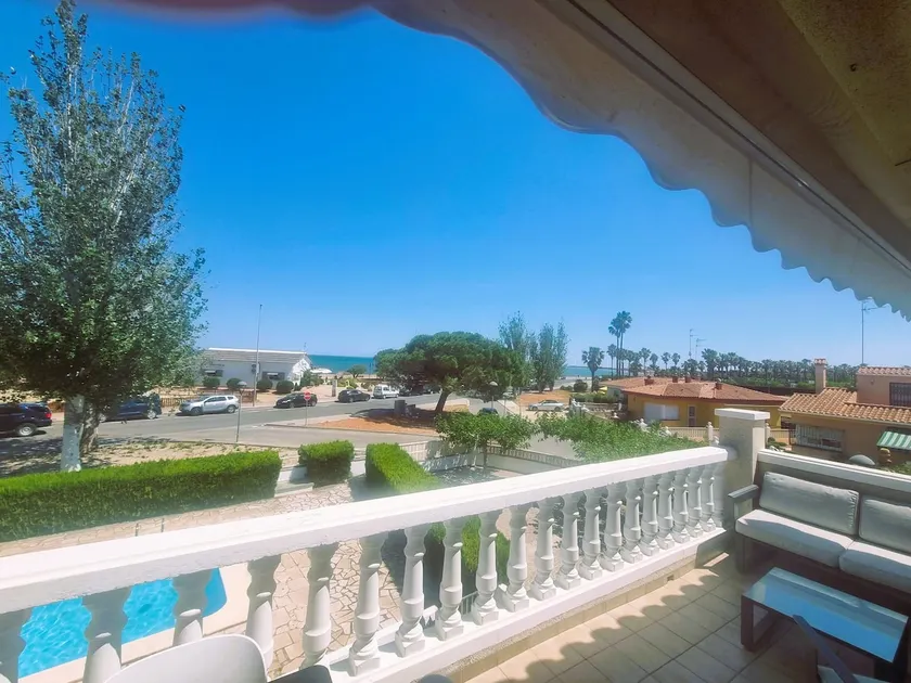 An apartment with a sea view, pool and parking - Image 1