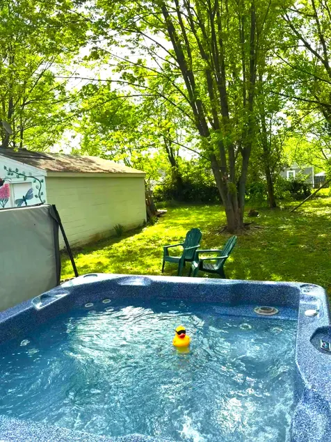 Cottage w/Jacuzzi - centrally located, comfy beds! - Image 1