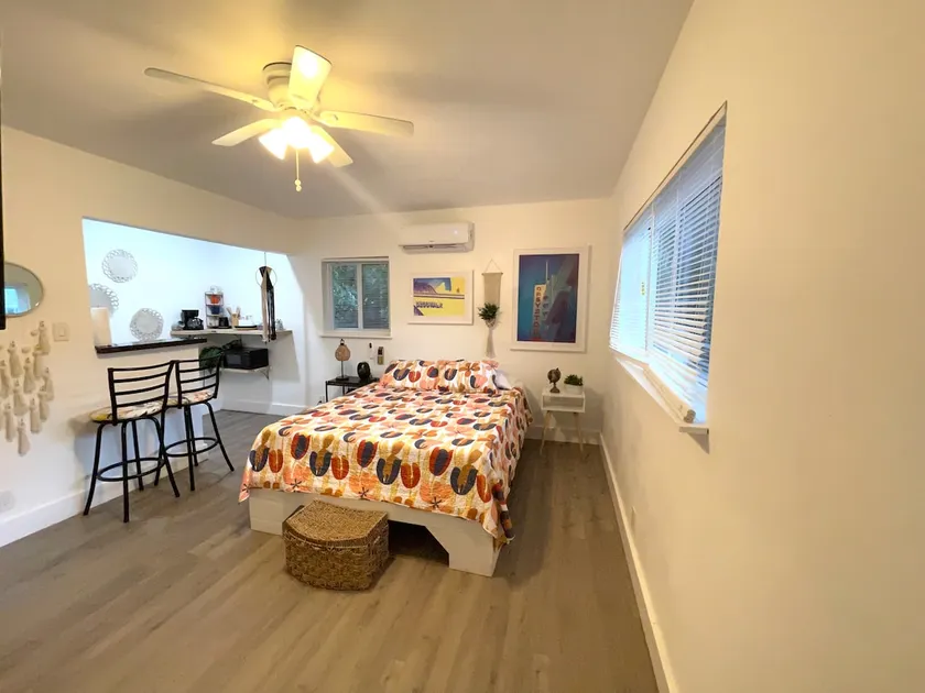 Tropical Paradise in Miracle Mile with Parking - Image 1