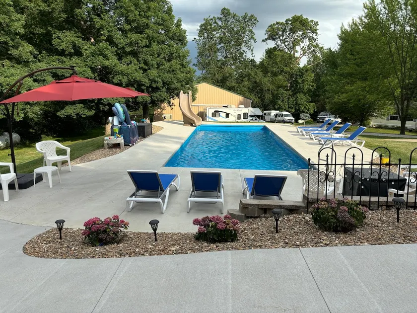 Private, 3 bedroom basement apt: pool and hot tub - Image 1