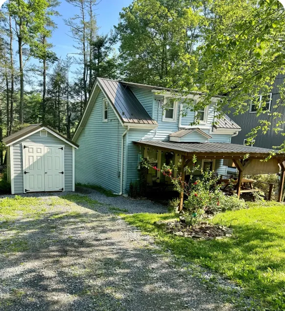 Adorable Cottage on the Lake - Image 1