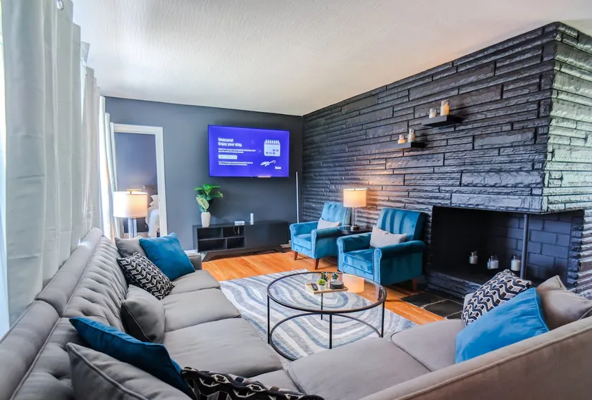 Spacious • King • Games • Fire Pit • 5 Min to Zoo! - Image 1