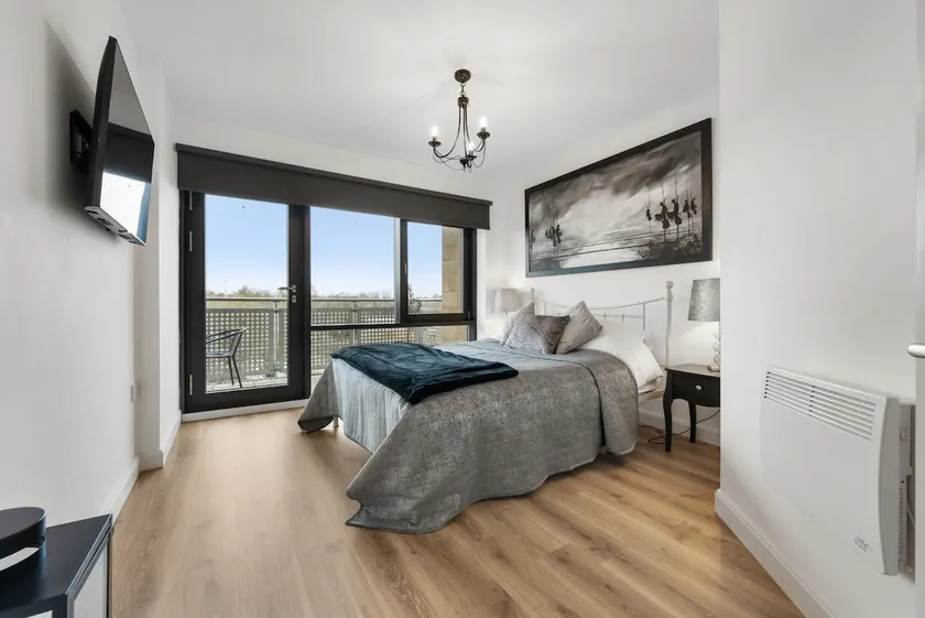 Luxury apartment with balcony and parking - Image 1